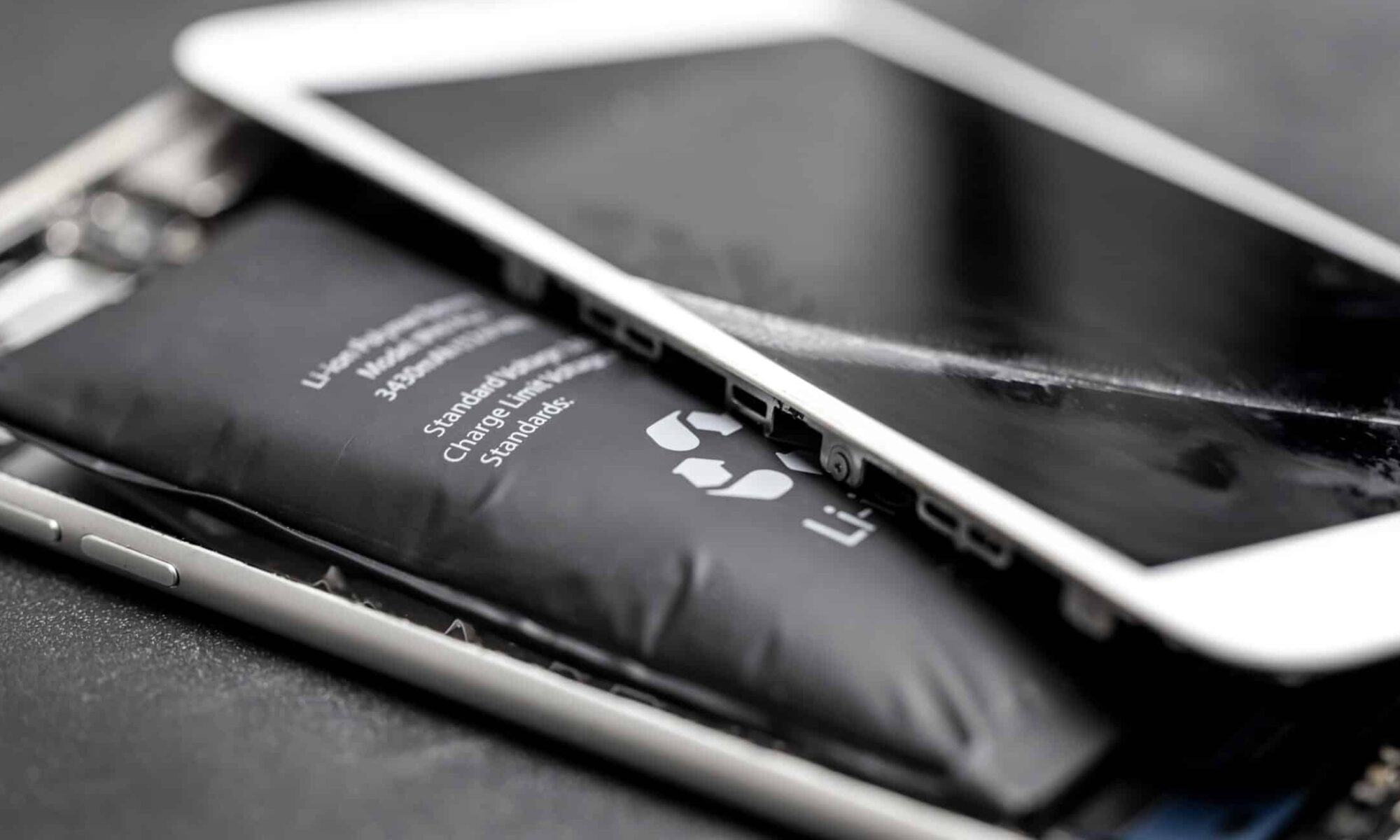 Spuchnięta bateria iPhone – objawy problemu