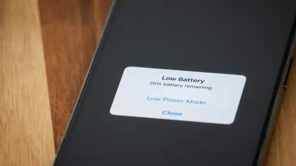 Wymiana zużytej baterii w iPhone w serwisie iDoctor – widoczna niska kondycja baterii na ekranie telefonu.