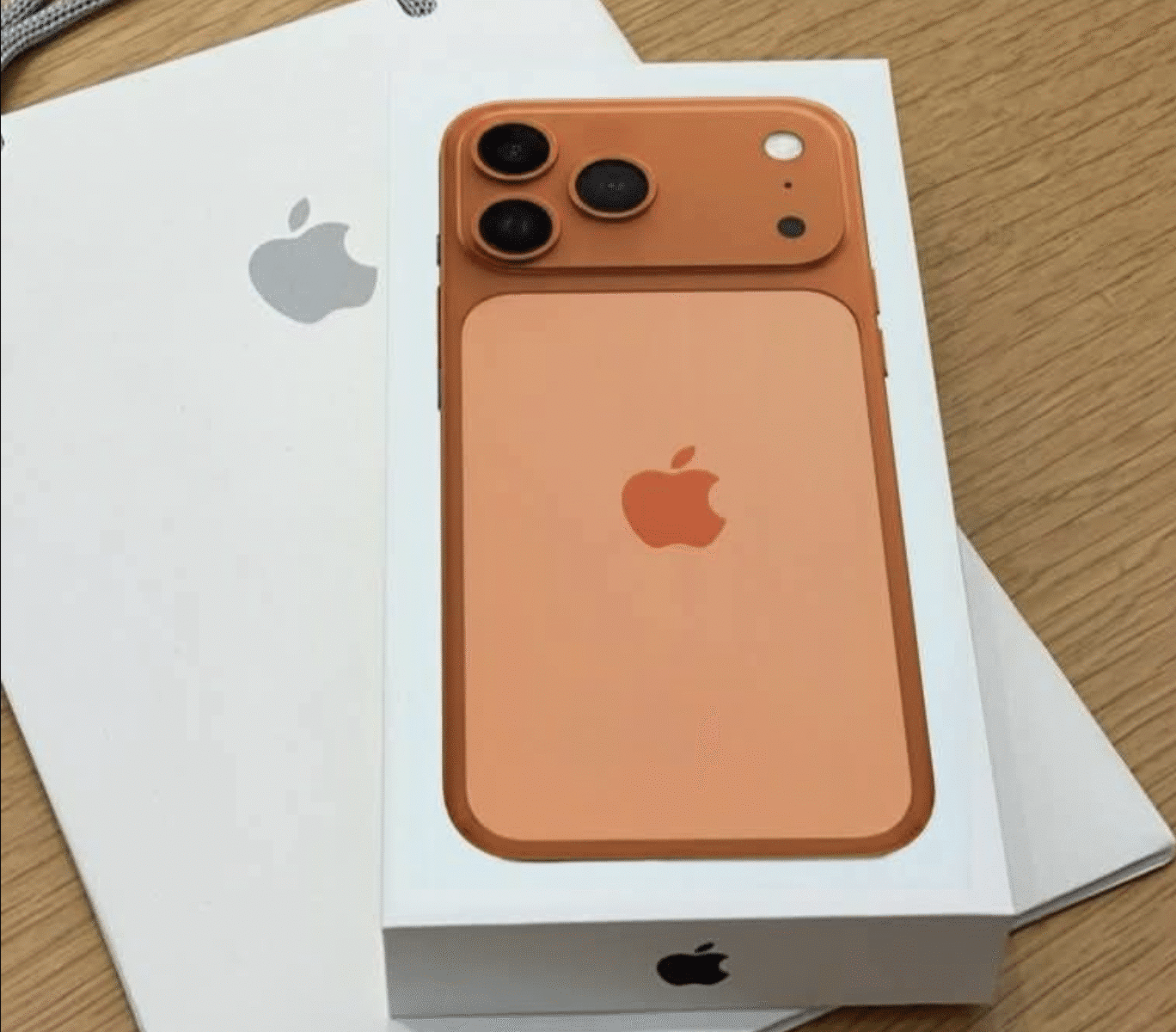 Porównanie różnych modeli telefonów iPhone na tle logo Apple