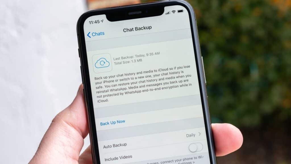 Kopia zapasowa WhatsApp na iPhonie – ekran Archiwum czatów z datą ostatniego backupu w iCloud