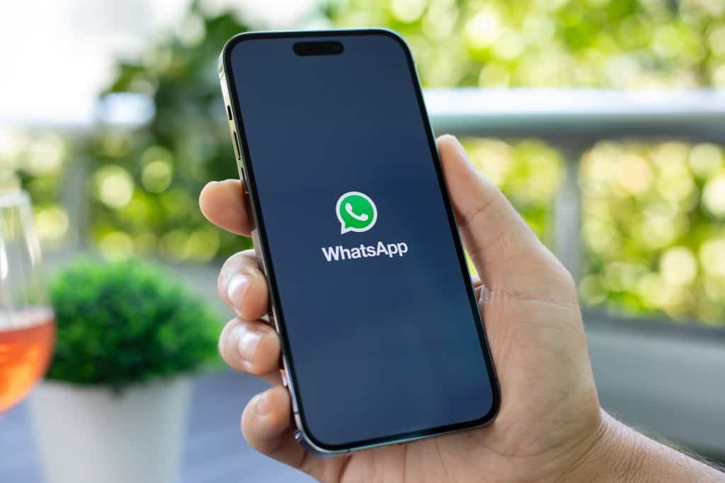 Kopia zapasowa WhatsApp na iPhonie – ekran Archiwum czatów z datą ostatniego backupu w iCloud