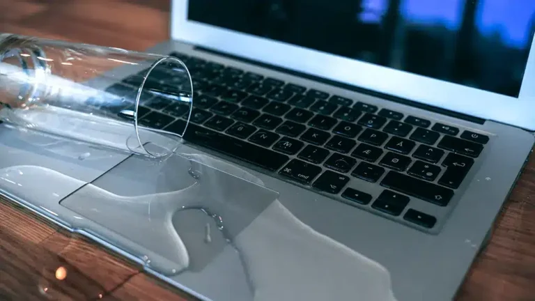 Czyszczenie po zalaniu MacBook -- iDoctor Łódź, Kraków, Warszawa, Poznań, Wrocław, Gdańsk