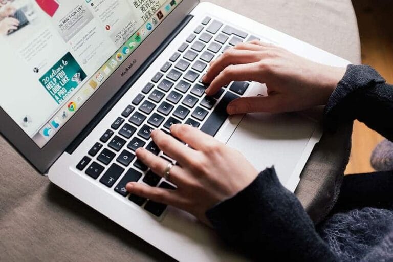 Technik iDoctor naprawia klawiaturę MacBook podczas serwisu Apple