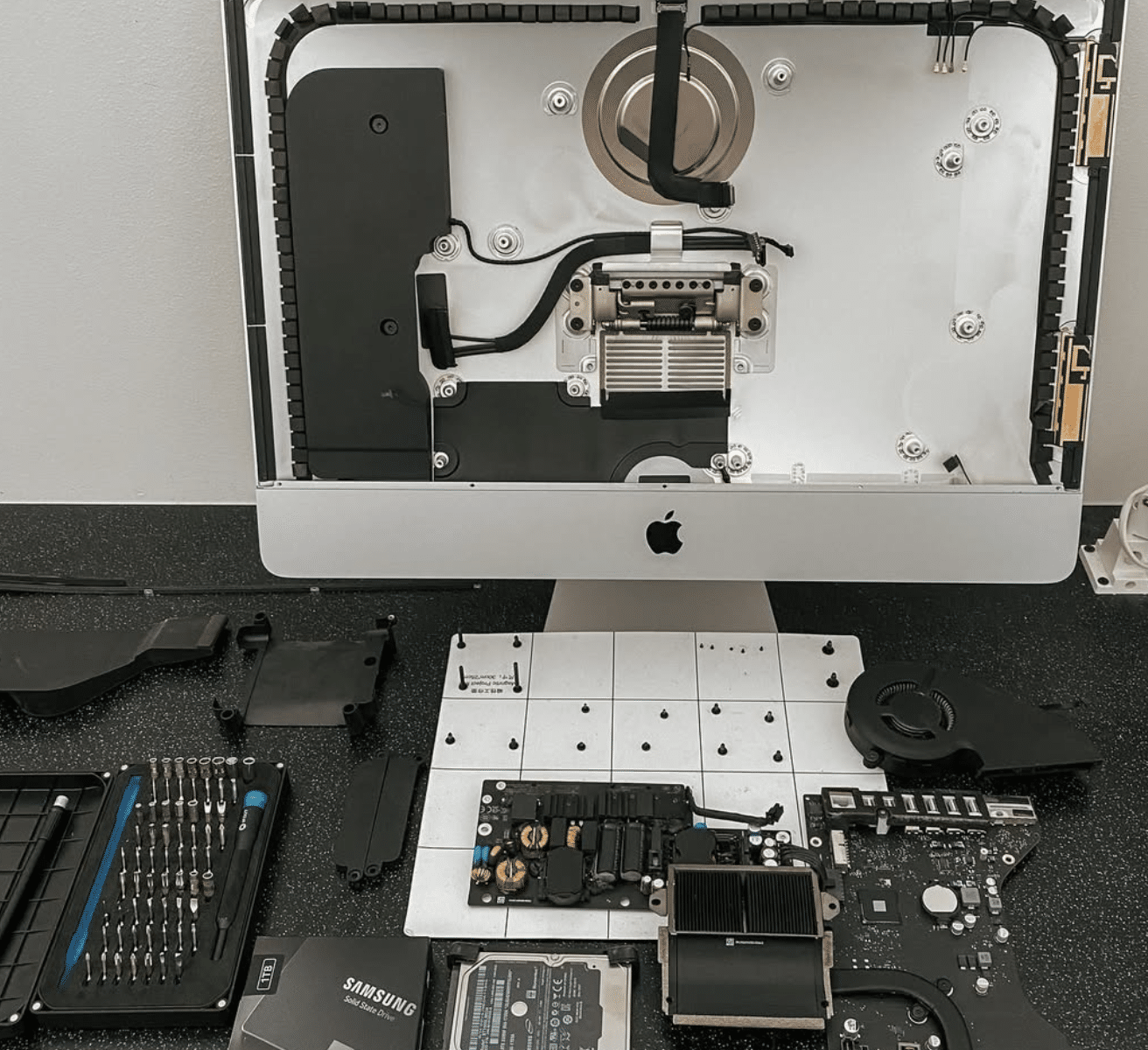 Technik serwisu iDoctor czyści wnętrze iMac z kurzu i wymienia dysk na SSD