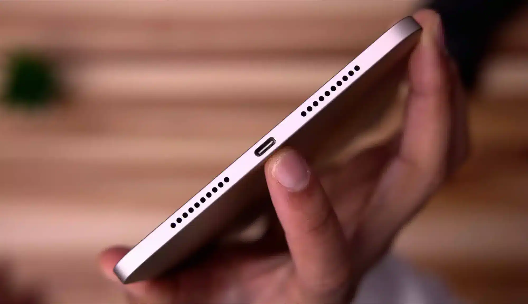 Technik serwisu iDoctor sprawdza złącze Lightning w iPadzie podczas diagnostyki