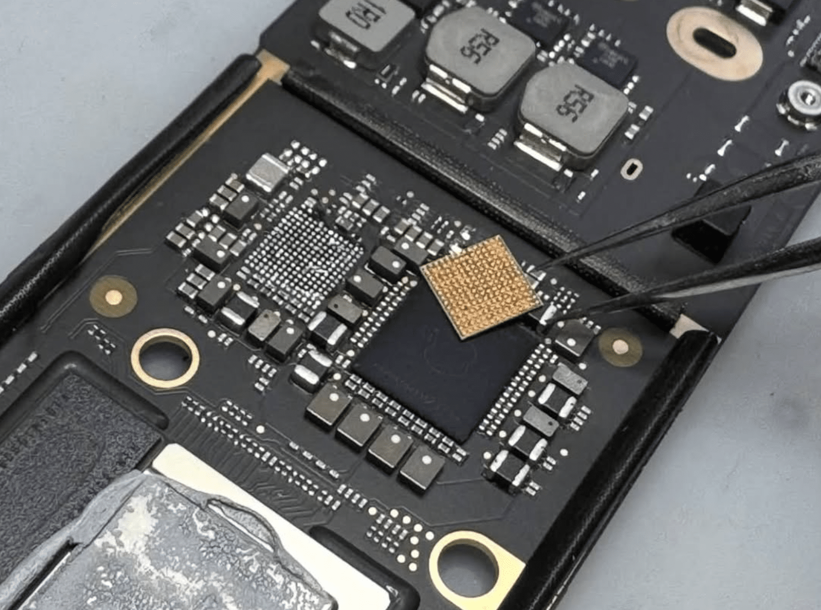 Płyta główna iPhone z zaznaczonymi układami Tiger Tristar Baseband – naprawa chipów iDoctor