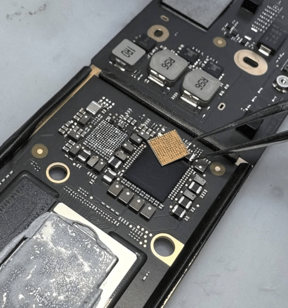 Płyta główna iPhone z zaznaczonymi układami Tiger Tristar Baseband – naprawa chipów iDoctor