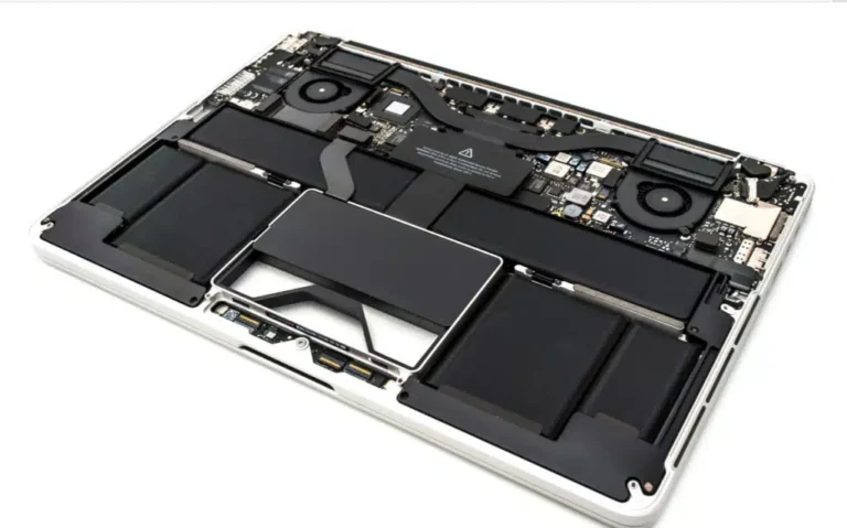 Technik iDoctor naprawia płytę główną MacBooka
