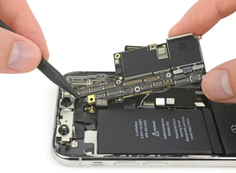 Naprawa płyty głównej iPhone pod mikroskopem w serwisie iDoctor